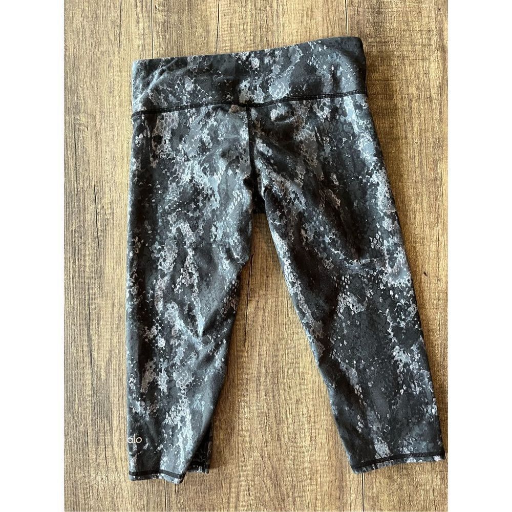 Alo Yoga High Waist Airbrush Capri Legging - Snake Print Size Small - Picture 3 of 3